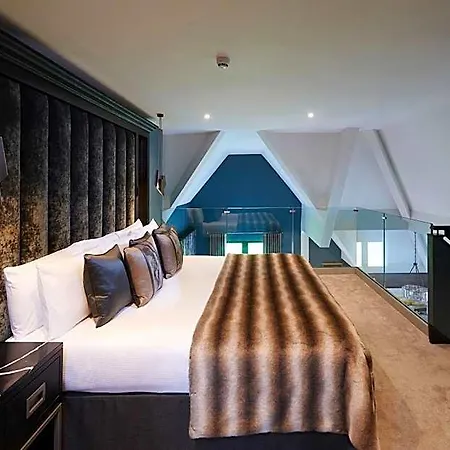 Manor Estate 4*